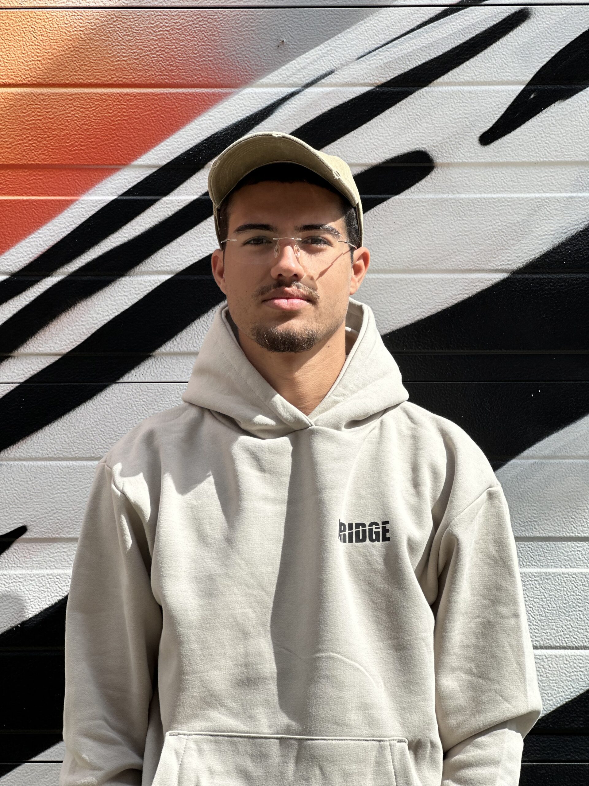 Beige hoodie van BRIDGE clothing, exclusief design van Luuk Bode, unisex streetwear in maat M, L en XL