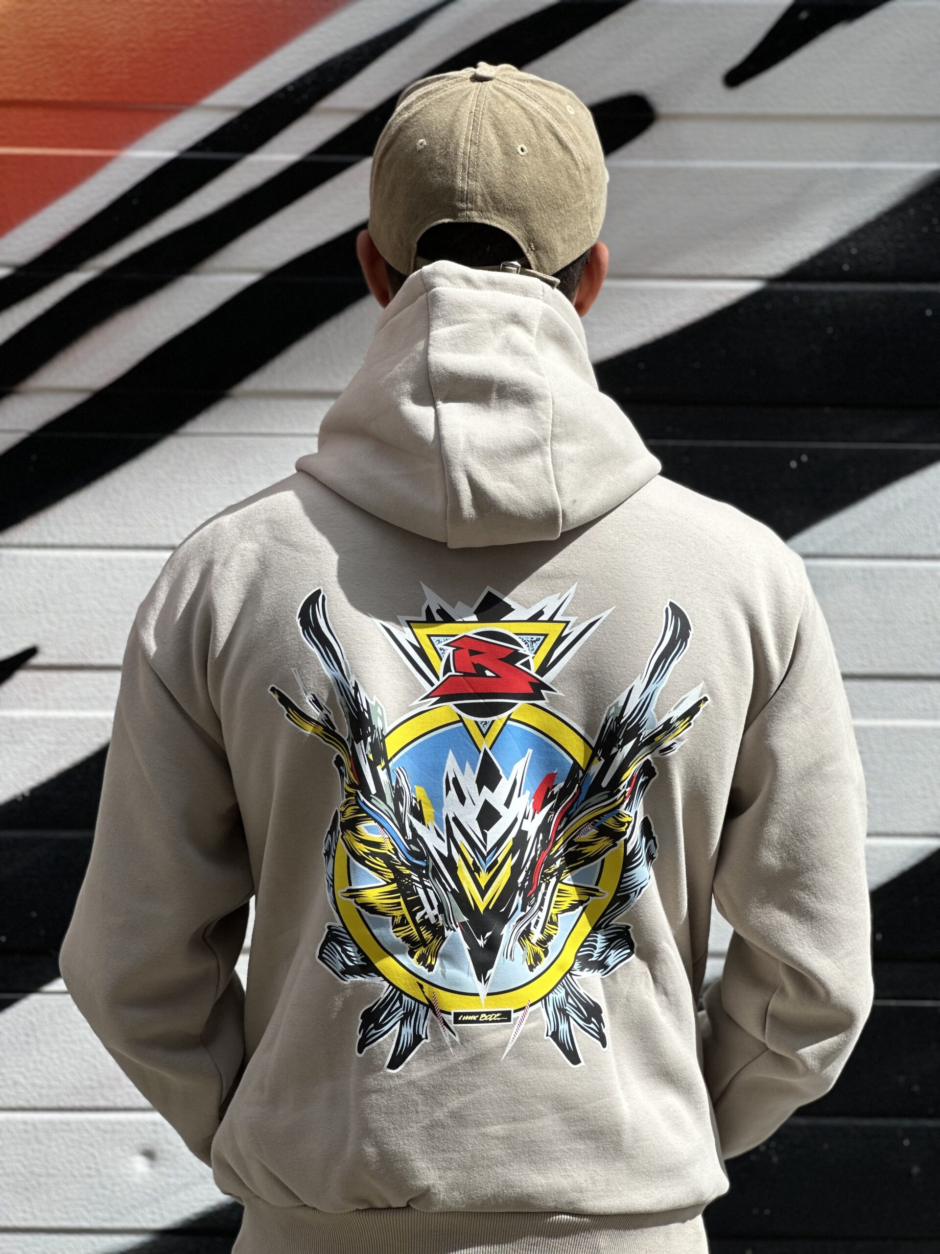 Beige hoodie van BRIDGE clothing, exclusief design van Luuk Bode, unisex streetwear in maat M, L en XL